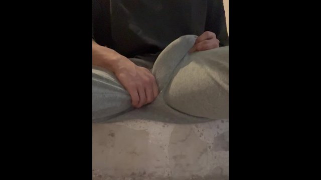 Gimiendo rico mientras me masturbo en las escaleras de mi vecina💦, (casi me pilla) 😈